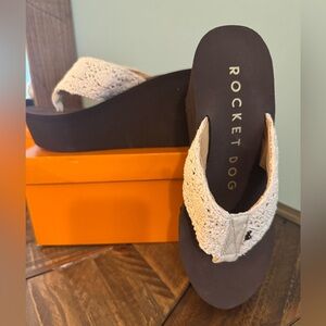 Rocket Dog Women’s Diver Wedge Cream Crochet Wedge Thong Sandals Size 6